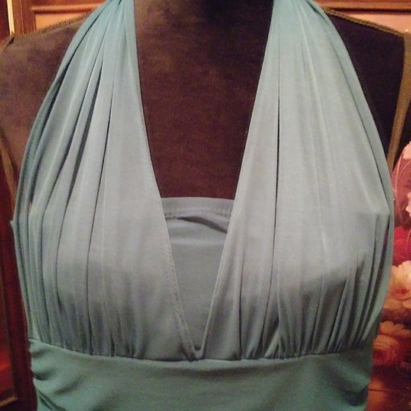 Backless beauty - Picture 2 of 5